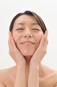 肌が気になる30代くらいの女性